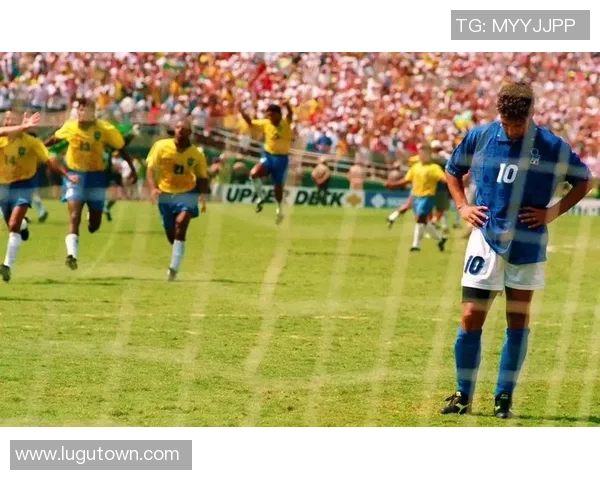 足球扑空瞬间的精彩捕捉与球场上的失误反思